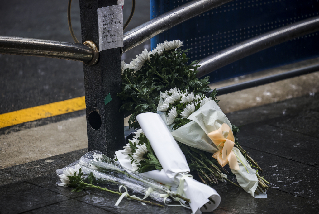  2일 중구 시청역 인근 교차로에서 전날 발생한 차량 인도 돌진 교통사고 현장에 고인을 추모하는 국화꽃이 놓여있다. /사진=뉴시스