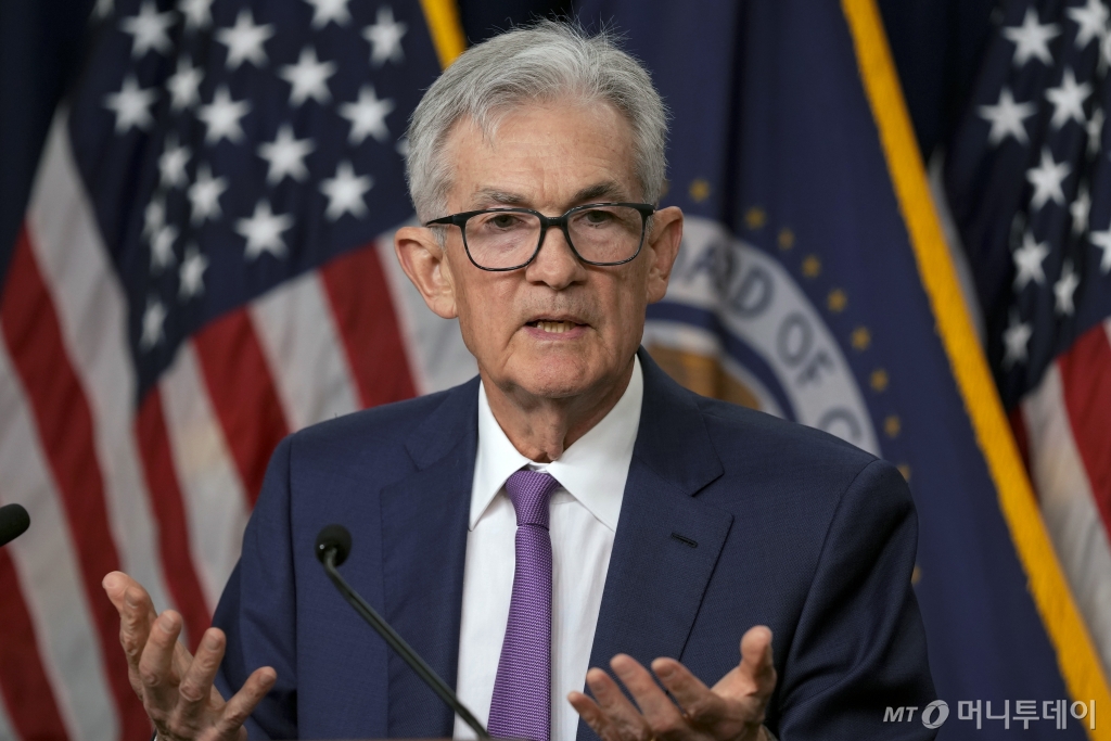 [워싱턴=AP/뉴시스] 제롬 파월 미국 연방준비제도(연준·Fed) 의장이 1일(현지시각) 워싱턴 연준에서 기자회견하고 있다. 파월 의장은 "인플레이션이 목표치인 2%를 향해 둔화하고 있다는 확신이 아직도 부족하다"라며 "적절한 기간 동안 현재의 연방기금 금리를 유지할 준비가 돼 있다"라고 밝혔다. 2024.05.02. /사진=민경찬