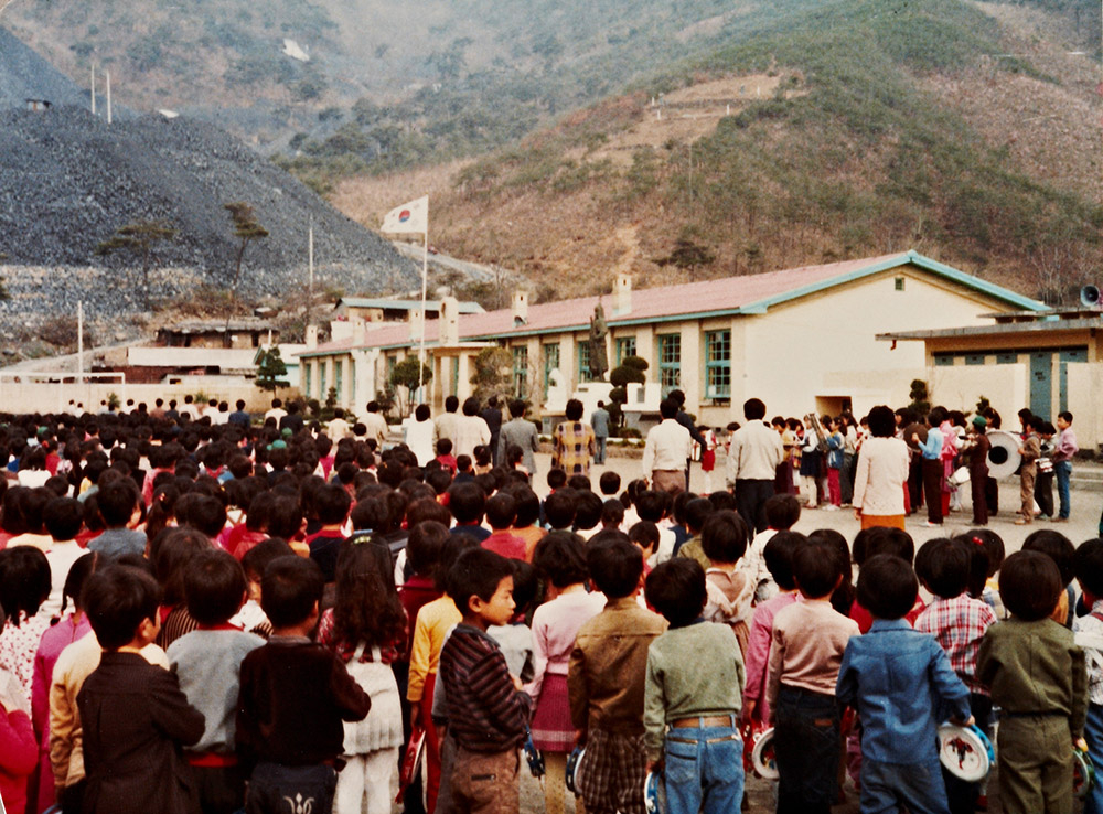 탄광 취업이 늘면서 탄광마을의 인구도 증가했다. 그 영향으로 탄광마을 초등학교의 학생 수도 증가했다.(보령석탄박물관)/사진=대한민국역사박물관  '지역과 함께하는 석탄시대' 특별전 전시사진