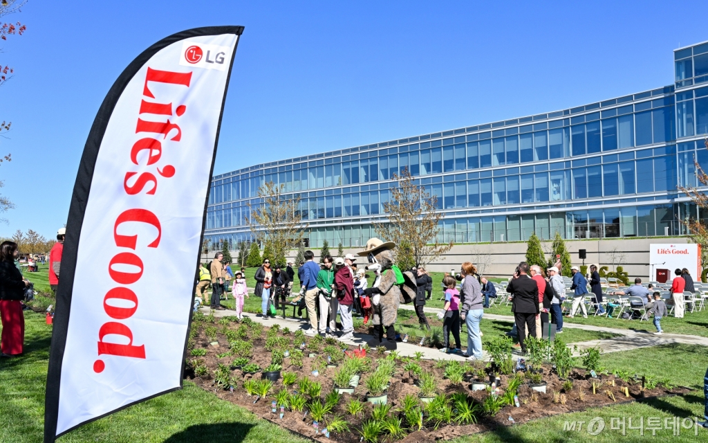 (서울=뉴스1) = Attendees plant native species at the new pollinator garden at Life’s Good Earth Day Fair, Monday, April 22, 2024, at the LG Electronics North American Innovation Campus in?Englewood Cliffs, NJ. The event hosted a range of activities that highlighted the importance of sustainable practic /사진=(서울=뉴스1)