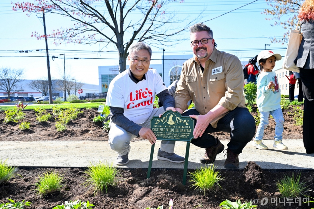 (서울=뉴스1) = Chris Jung, left, President and CEO of LG Electronics?North America, and naturalist Dave Mizejewski, of the National Wildlife Federation, unveil the new pollinator garden at Life’s Good Earth Day Fair, Monday, April 22, 2024, at the LG Electronics North American Innovation Campus in?Engle /사진=(서울=뉴스1)