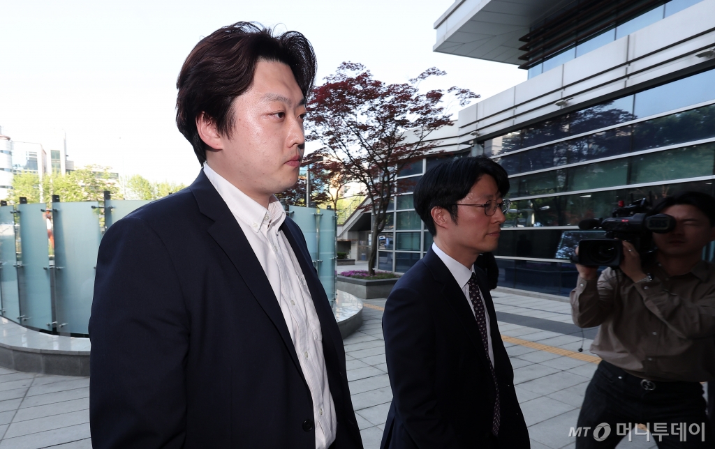 (서울=뉴스1) 김성진 기자 = 박단 대한전공의협의회 비대위원장이 3일 서울 서초구 서울행정법원에서 조규홍 보건복지부 장관을 상대로 업무개시명령 취소, 진료유지명령 취소, 사직서 수리 금지 명령 취소 소송을 제기하기 위해 이동하고 있다. 2024.5.3/뉴스1  Copyright © 뉴스1. All rights reserved. 무단 전재 및 재배포,  AI학습 이용 금지. /사진=(서울=뉴스1) 김성진 기자