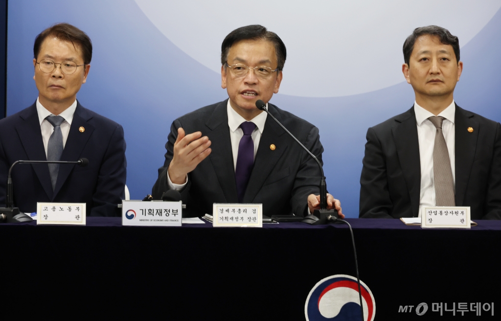 [서울=뉴시스] 김명원 기자 = 최상목 경제부총리 겸 기획재정부 장관이 3일 서울 종로구 정부서울청사에서 열린 역동경제 로드맵, ’24년 하반기 경제정책방향(소상공인, 자영업자 종합대책) 등에 대한 부처 합동 브리핑에서 기자들의 질문에 답하고 있다. 2024.07.03. /사진=김명원