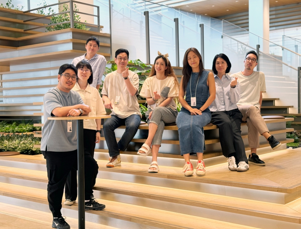 무분별한 알고리즘에 대항할 '플레이리스트'를 만든, 용감한 LG전자 브랜드플랫폼 직원들. 왼쪽부터 안형민 책임(미디어 전략 수립 및 운영), 김윤정 선임(미디어 전략 수립 및 운영), 우형빈 선임(한국형 콘텐츠 제작), 공대원 팀장(프로젝트 리드), 황소윤 책임(PR전략 수립), 김소슬 선임(소셜콘텐츠 챌린지), 오인선 책임(캠페인 전략 수립), 최중호 책임(크리에이티브 총괄)./사진=LG전자 제공