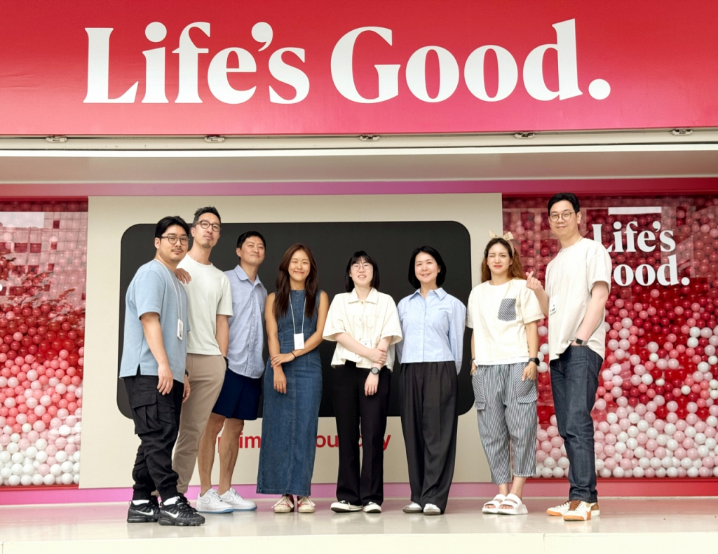 LG 플레이리스트를 만든 브랜드플랫폼팀 직원들. 왼쪽부터 안형민 책임, 최중호 책임, 우형빈 선임, 김소슬 선임, 김윤정 선임, 오인선 책임, 황소윤 책임, 공대원 팀장./사진=LG전자