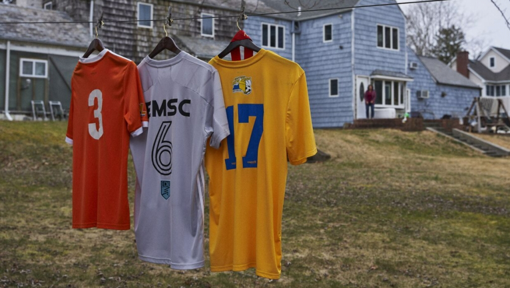 생을 끊은 체이스 나스카가 축구할 때 입었던 옷들./사진=블룸버그