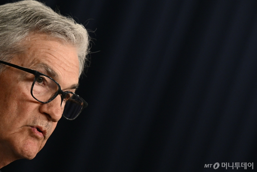 (워싱턴 AFP=뉴스1) 우동명 기자 = 제롬 파월 미국 연방준비제도(연준) 의장이 12일 (현지시간) 워싱턴 연준 청사에서 기준 금리를 동결한 FOMC 회의를 마친 뒤 기자회견을 갖고 “인플레이션이 2%로 안정적으로 둔화하고 있다는 확신을 강화하기 위해선 좀 더 좋은 지표가 필요하다”고 밝히고 있다. 2024.06.13  ⓒ AFP=뉴스1  Copyright © 뉴스1. All rights reserved. 무단 전재 및 재배포,  AI학습 이용 금지. /사진=(워싱턴 AFP=뉴스1) 우동명 기자