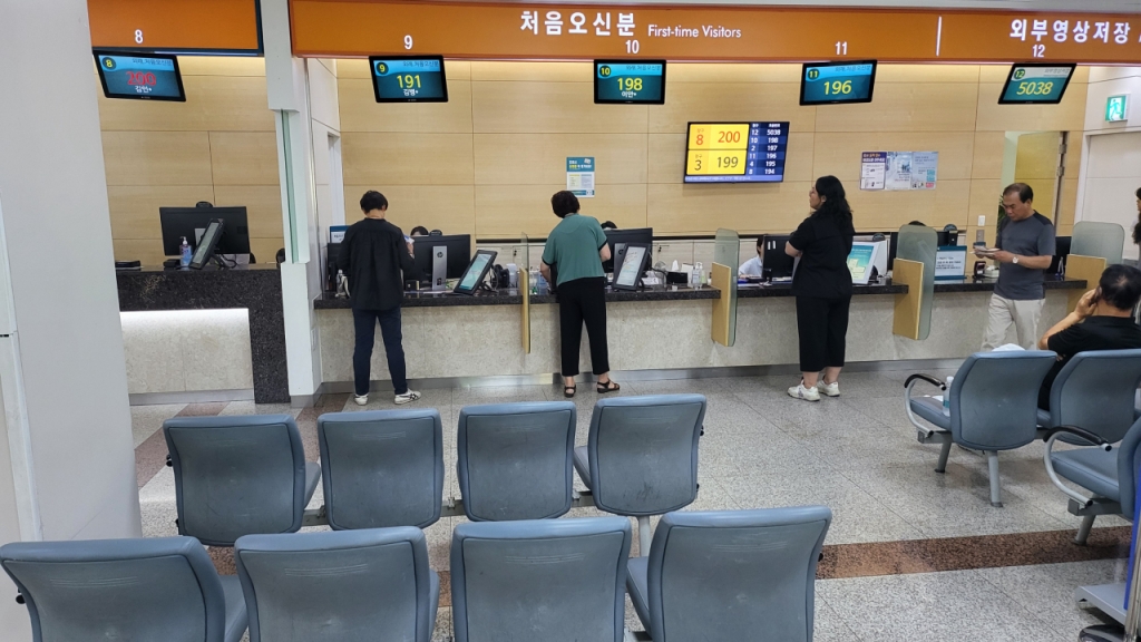 4일 오전 서울 송파구 서울아산병원 동관 1층에서 신규 환자를 접수하는 '처음 오신 분' 창구는 사람이 없이 한산했다. /사진=박정렬 기자