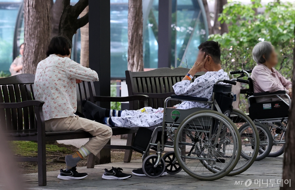 (서울=뉴스1) 구윤성 기자 = 4일 서울 송파구 서울아산병원에서 환자가 휴식을 취하고 있다. 서울아산병원 교수 비상대책위원회는 이날부터 중증과 응급환자만 받는 등 진료를 축소 및 재조정하며 정부와의 '장기전'에 돌입했다. 2024.7.4/뉴스1 Copyright © 뉴스1. All rights reserved. 무단 전재 및 재배포, AI학습 이용 금지. /사진=(서울=뉴스1) 구윤성 기자