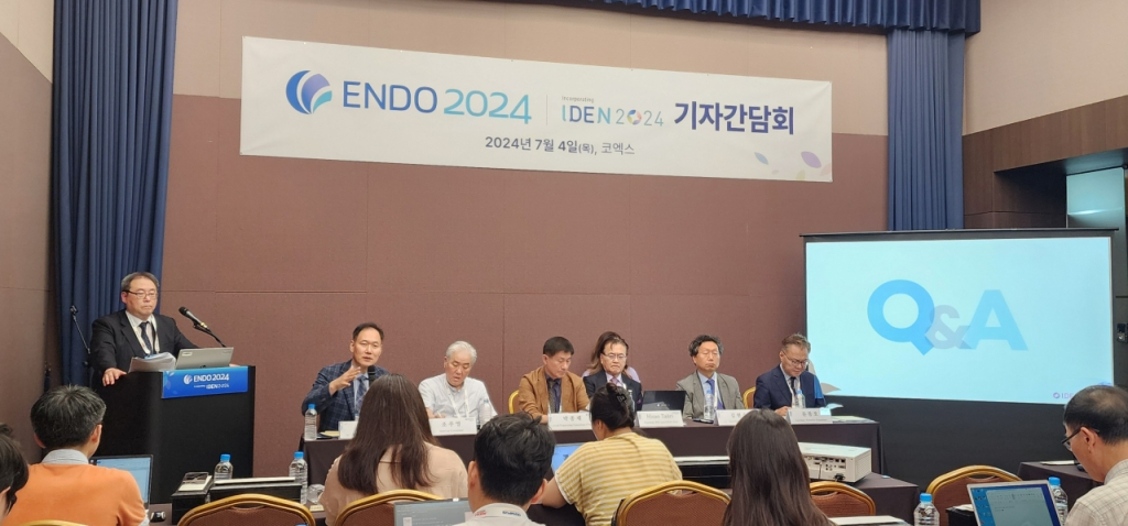 대한소화기내시경학회 임원진이 4일 기자간담회에서 '제4차 세계소화기내시경학술대회(ENDO 2024)'와 '2024 국제소화기내시경네트워크' 개최 의미에 대해 소개하고 있다. /사진=정심교 기자