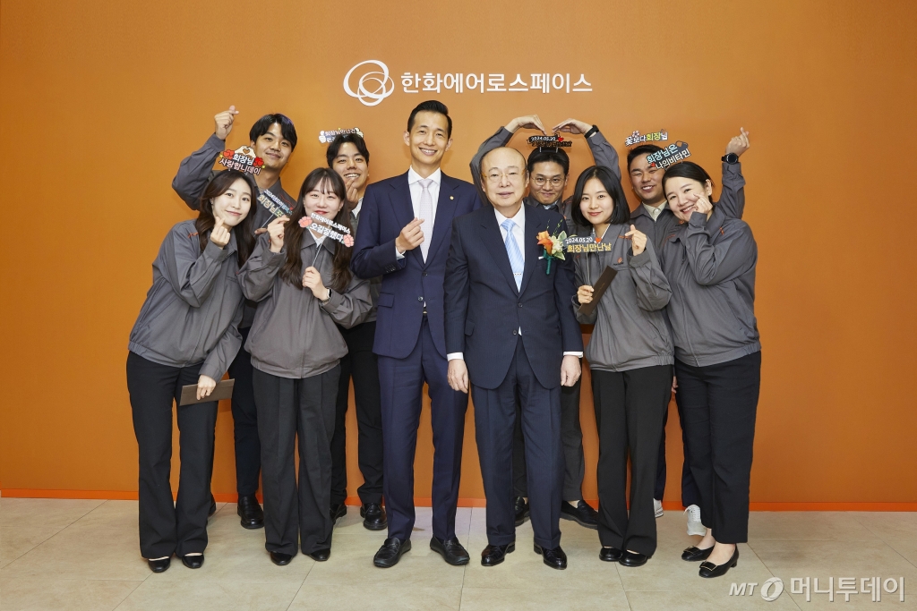 (서울=뉴스1) = 김승연 한화그룹 회장과 김동관 부회장이 지난 20일 한화에어로스페이스 창원사업장에서 직원들과 기념촬영을 하고 있다.(한화그룹 제공) 2024.5.21/뉴스1 Copyright © 뉴스1. All rights reserved. 무단 전재 및 재배포, AI학습 이용 금지. /사진=(서울=뉴스1)