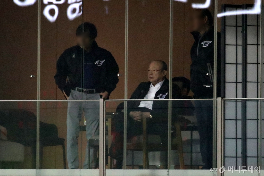 (대전=뉴스1) 김기태 기자 = 김승현 한화그룹 회장이 29일 대전 중구 한화생명 이글스파크에서 열린 '2024 신한 SOL 뱅크 KBO리그' KT 위즈와 한화 이글스 경기를 관람하고 있다. 2024.3.29/뉴스1 Copyright © 뉴스1. All rights reserved. 무단 전재 및 재배포, AI학습 이용 금지. /사진=(대전=뉴스1) 김기태 기자