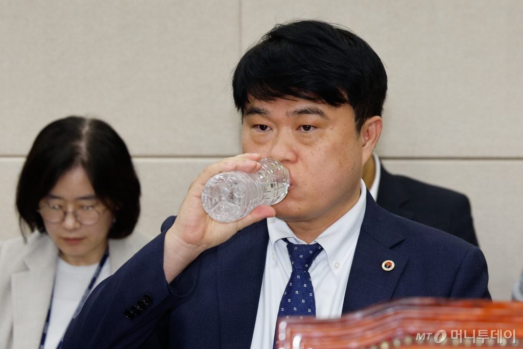 (서울=뉴스1) 안은나 기자 = 임현택 대한의사협회 회장이 26일 오전 서울 여의도 국회 보건복지위원회 전체회의장에서 열린 의료계 비상상황 관련 청문회에 출석해 생각에 잠겨 있다. 2024.6.26/뉴스1  Copyright © 뉴스1. All rights reserved. 무단 전재 및 재배포,  AI학습 이용 금지. /사진=(서울=뉴스1) 안은나 기자