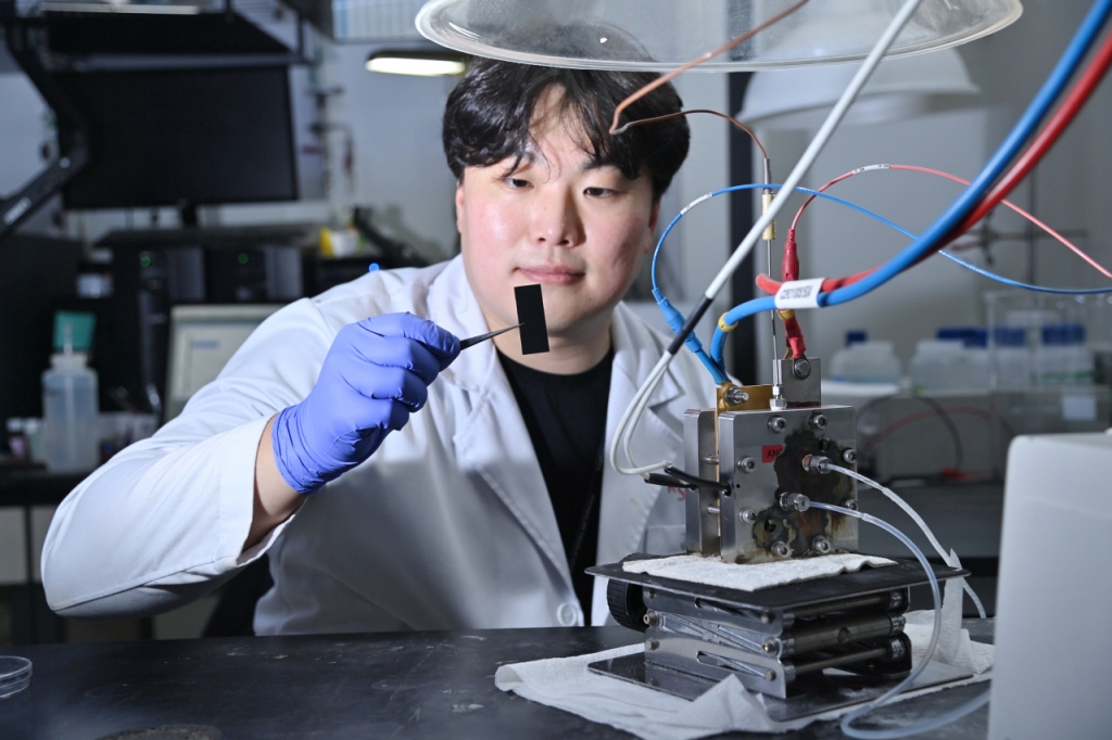 이성수 전자파솔루션융합연구단 선임연구원 연구팀이 몰리브데넘계 맥신(Molybdenum-based MXene)'을 개발, 이를 수소 생산에 활용할 방법을 고안했다. /사진=KIST