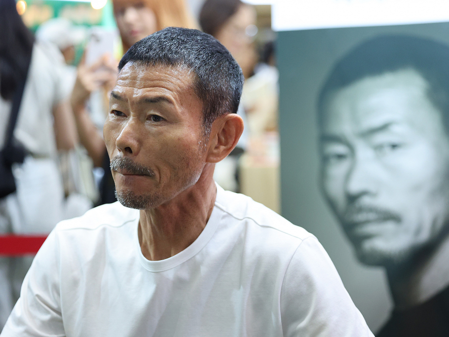 축구선수 손흥민의 아버지 손웅정 SON축구아카데미 감독이 26일 오후 서울 강남구 코엑스에서 열린 '2024 서울국제도서전'에서 팬들과 만나 사인회를 진행하고 있다. /2024.06.26. /뉴스1