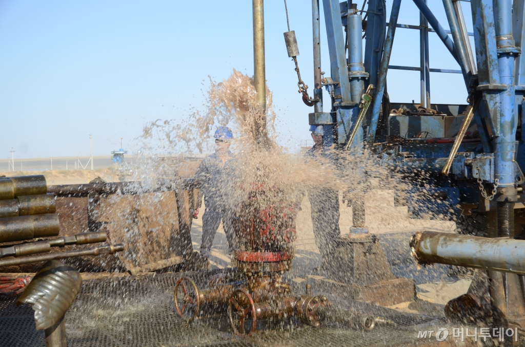 카자흐스탄 서부 악토베에 위치한 악자르 광구의 한 육상광구 시추공에서 물과 모래가 섞인 원유가 솓아오르고 있다. /사진=유영호