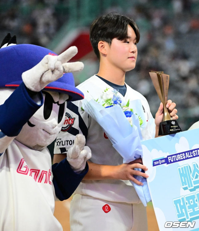 롯데의 박준우가 5일 인천SSG랜더스필드에서 열린 2024 KBO 퓨처스 올스타전 베스트 퍼포먼스상을 수상하고 기념사진을 촬영하고 있다.