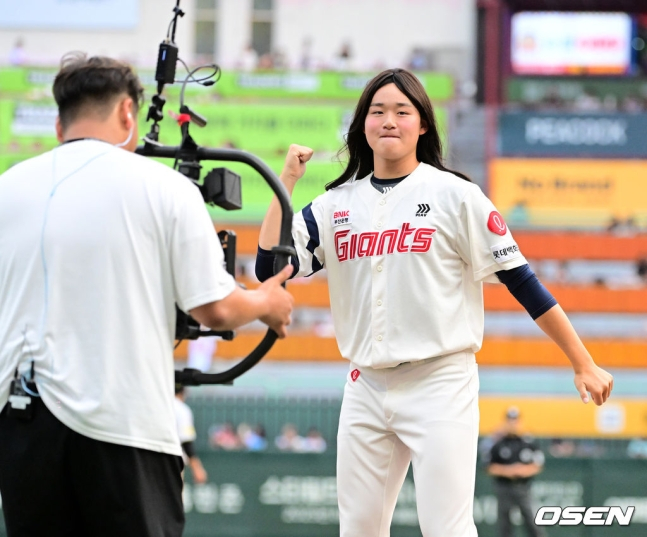 롯데 박준우(오른쪽)가 5일 인천SSG랜더스필드에서 열린 2024 KBO 퓨처스 올스타전 4회 초 등판을 앞두고 에스파의 신곡에 맞춰 춤을 추고 있다.