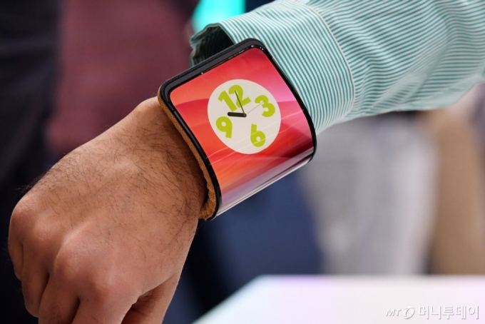 세계 최대 이동통신 전시회 '모바일 월드 콩그레스(MWC) 2024' 개막 사흘째인 28일(현지시간) 스페인 바르셀로나 피라 그란 비아 전시장 모토로라 부스에서 관람객이 구부릴 수 있는 벤더블폰 제품을 착용하고 있다. 2024.2.28/뉴스1  Copyright (C) 뉴스1. All rights reserved. 무단 전재 및 재배포,  AI학습 이용 금지.