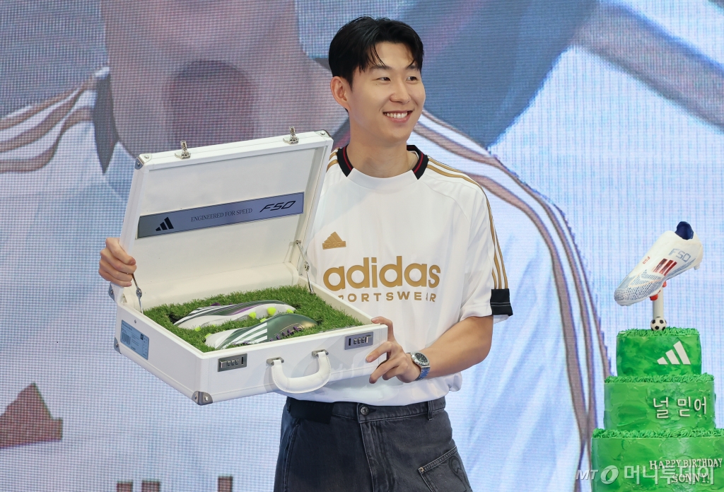 축구선수 손흥민이 6일 서울 영등포구 타임스퀘어에서 열린 아디다스 축구화 F50 발매 기념행사 '오직 스피드를 위해-SON IS COMING'에 참석해 첫 골을 넣었던 축구화 모델을 선물받고 있다./사진=뉴스1