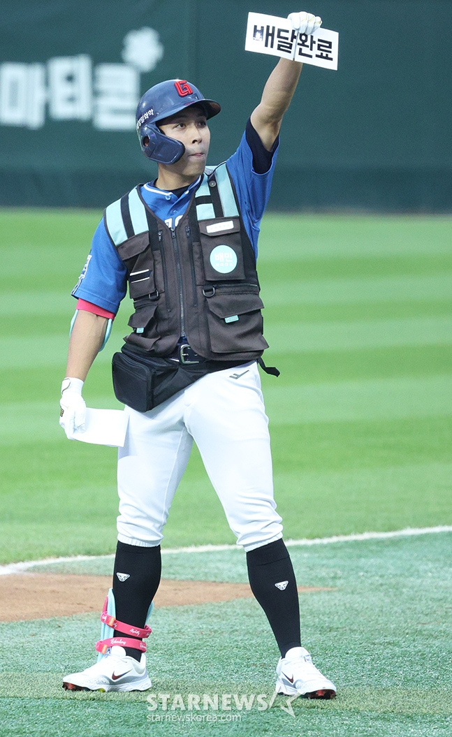 '2024 신한 SOL Bank KBO 올스타전'이 6일 오후 인천 SSG랜더스필드에서 열렸다.  드림팀 황성빈이 내야안타로 출루한 후 '배달완료' 세리머니를 선보이고 있다. /사진=김진경 대기자