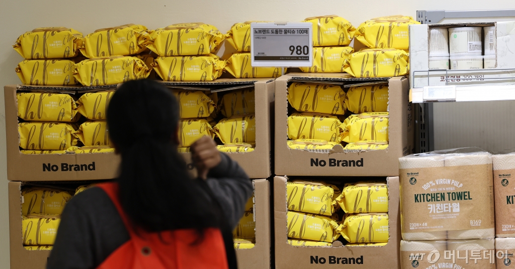 서울의 한 대형마트에 자체브랜드(PB) 제품이 진열되어 있다. 고물가에 지갑이 얇아진 소비자들이 상대적으로 저렴한 자체브랜드(PB) 제품을 찾고 있다. '짠테크'(아낀다는 뜻의 짠과 재테크 합성어)가 유행하면서 PB 상품도 불티나게 팔리고 있다. 고물가에 PB를 찾는 소비자가 늘면서 이마트의 PB 브랜드 '노브랜드'와 '피코크'가 최대 매출을 경신했다. 두 브랜드의 지난해 합계 매출액은 1조6900억원으로 전년 대비 5.6% 증가했다. /사진제공=뉴스1