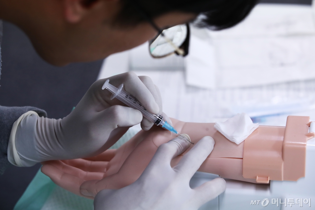 (서울=뉴스1) = 25일 오후 서울 중구 대한간호협회 서울연수원에서 간호사들이 업무관련 시범사업 교육을 받고 있다. 2024.4.25/뉴스1  Copyright © 뉴스1. All rights reserved. 무단 전재 및 재배포,  AI학습 이용 금지. /사진=(서울=뉴스1)