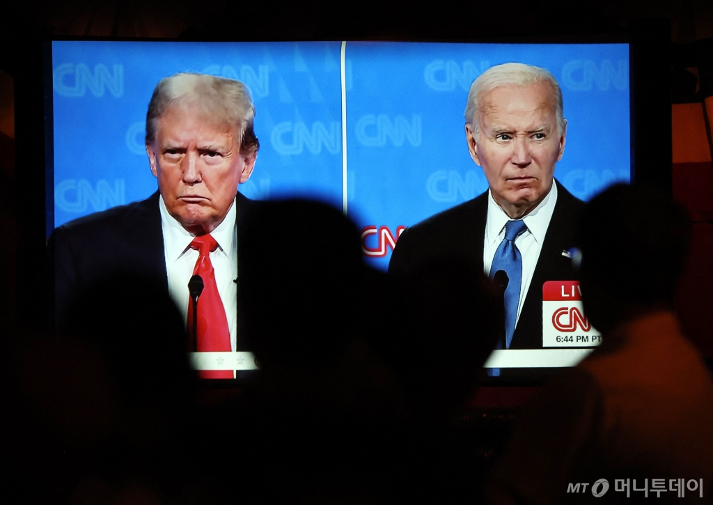 (로스앤젤레스 AFP=뉴스1) 조유리 기자 = 지난달 27일 (현지시간) 캘리포니아 로스앤젤레스 콘티넨탈 클럽에서 열린 토론 시청 행사에서 사람들이 조 바이든 미국 대통령과 도널드 트럼프 전 대통령의 CNN 대선 토론을 시청하고 있다. 이번 CNN TV토론은 대선 첫 토론이다. 2024.06.27/  ⓒ AFP=뉴스1  Copyright © 뉴스1. All rights reserved. 무단 전재 및 재배포,  AI학습 이용 금지. /사진=(로스앤젤레스 AFP=뉴스1) 조유리 기자