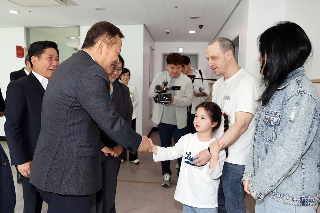 이상민 행정안전부 장관이 지난 5월 제천시 재외동포지원센터를 방문해 고려인들과 만나 이야기를 나누고 있는 모습/사진제공=제천시