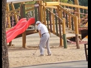 최근 서울 영등포구 여의도 한강공원의 한 놀이터에서 골프채를 휘두르는 남성의 모습. /사진=온라인 커뮤니티