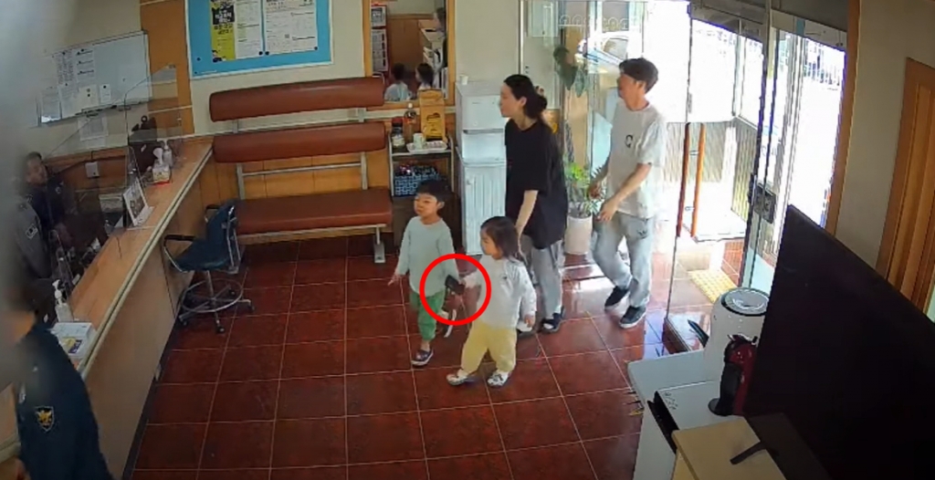 지갑을 주워 횡성경찰서 횡성지구대를 찾은 다섯살 이가온양이 손에 분실 지갑을 꼭 쥐고 경찰관에게 다가가는 모습./사진=강원경찰청 유튜브 화면 캡처 