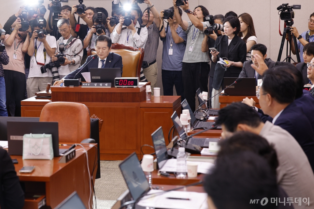 국민의힘 의원들이 9일 오후 서울 여의도 국회에서 열린 법제사법위원회 전체회의에서 정청래 위원장에게 의사진행 발언을 요청하며 항의하고 있다. 2024.7.9/사진=뉴스1 /사진=(서울=뉴스1) 안은나 기자