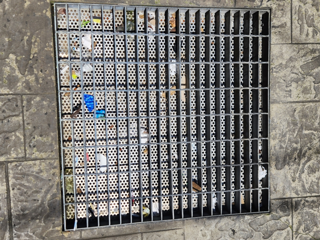 빗물받이 내부에 석쇠 형태의 철판을 설치해 그 위에 쓰레기가 쌓여 있다. /사진=최지은 기자 