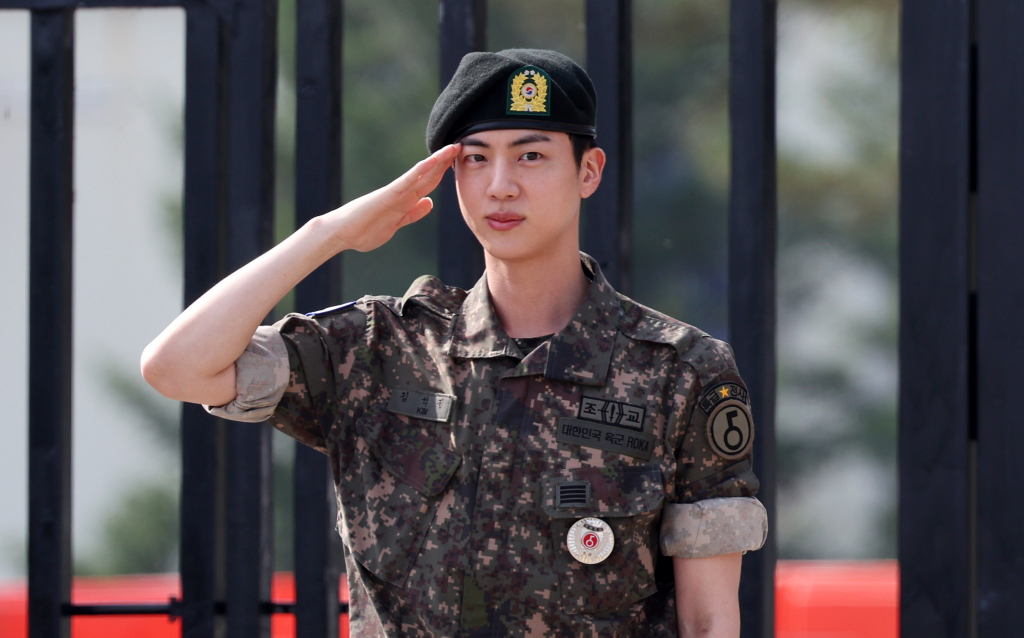 그룹 방탄소년단(BTS) 진이 지난달 12일 경기도 연천군 육군 5사단 신병교육대대에서 전역하며 취재진을 향해 경례하고 있다. /사진=뉴시스
