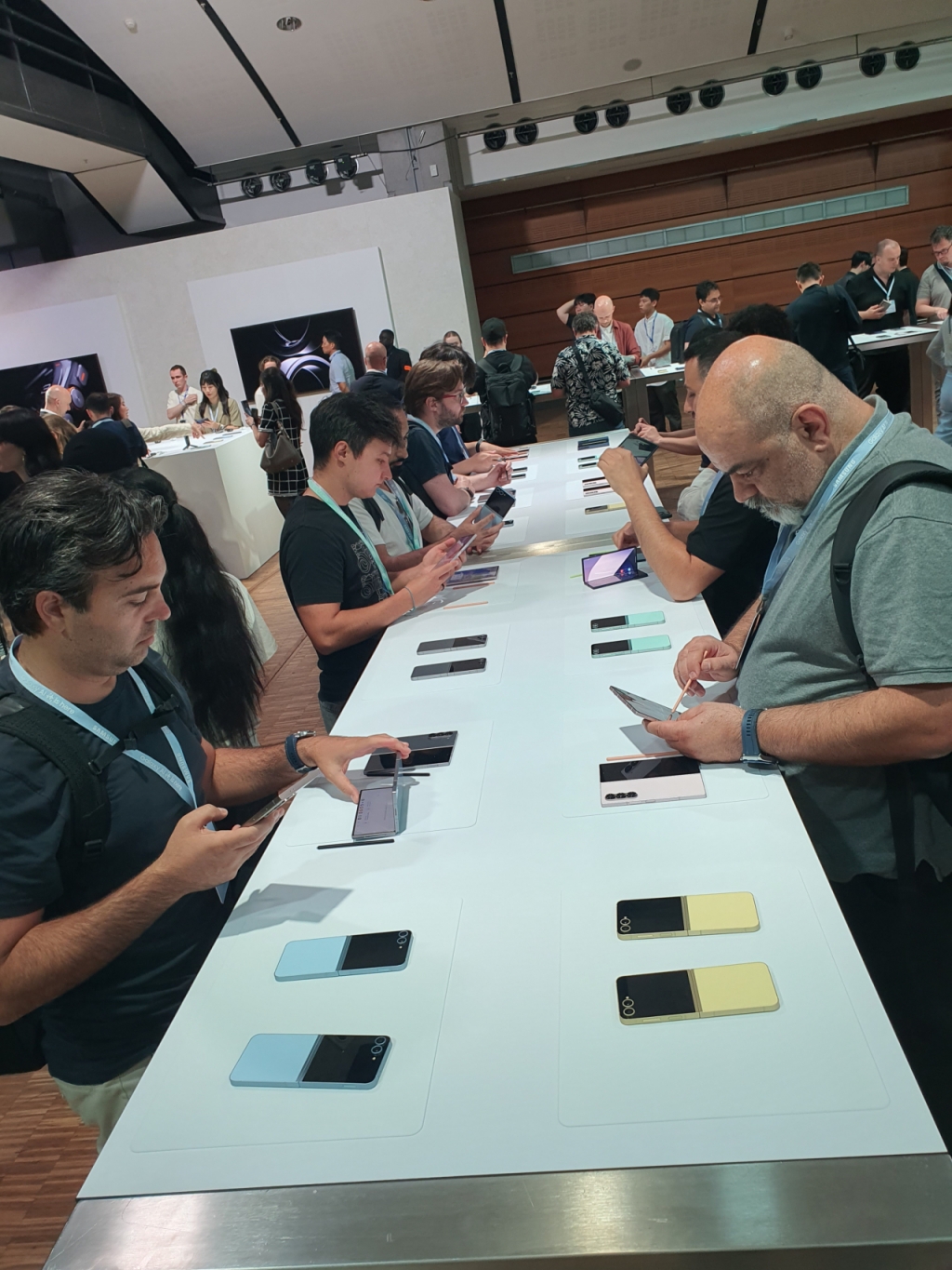 10일(현지시간) 프랑스 파리에서 열린 '삼성 갤럭시 언팩 2024' 행사장 옆에 마련된 체험 공간에서 글로벌 미디어 관계자 등이 이날 공개된 갤럭시 Z플립6를 시연해보고 있다. / 사진=황국상 기자