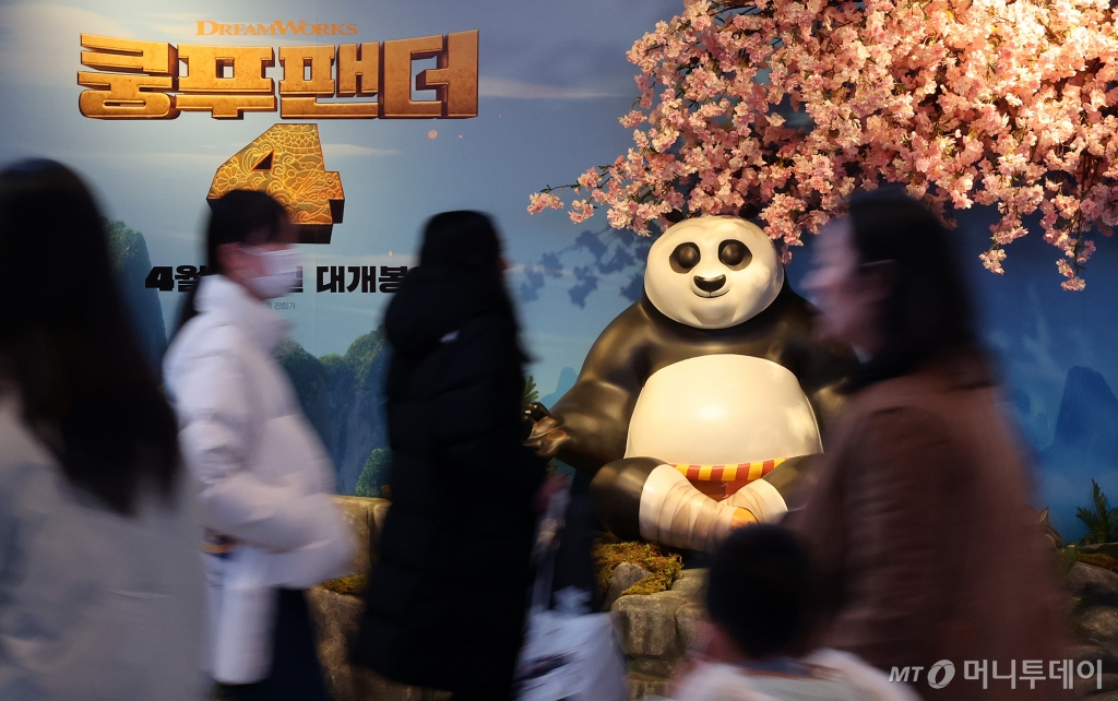 (서울=뉴스1) 김진환 기자 = 3일 오후 서울의 한 영화관에 영화 '쿵푸팬더4 홍보 부스가 설치되어 있다.   '쿵푸팬더4'는 1편 465만 4266명, 2편 506만 4796명, 3편 398만 4814명의 관객 수를 동원하며 ‘겨울왕국’ 시리즈 외 국내 최고 흥행 에니메이션 시리즈로 자리매김한 '쿵푸팬더' 시리즈의 네 번째 작품으로 오는 4월 10일 개봉한다. 2024.3.3/뉴스1  Copyright © 뉴스1. All rights reserved. 무단 전재 및 재배포,  AI학습 이용 금지. /사진=(서울=뉴스1) 김진환 기자