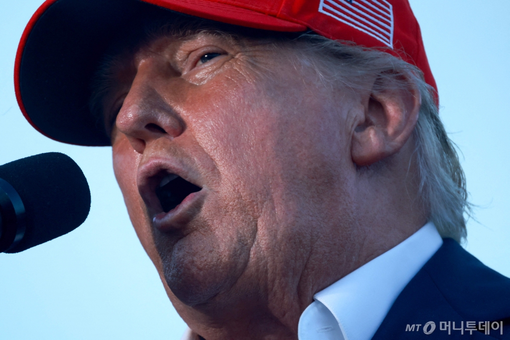 (도랄 AFP=뉴스1) 우동명 기자 = 도널드 트럼프 전 미국 대통령이 9일 (현지시간) 플로리다주 도랄에 있는 트럼프 골프 클럽에서 열린 선거 집회서 유세를 하고 있다. 2024.07.10  ⓒ AFP=뉴스1  Copyright © 뉴스1. All rights reserved. 무단 전재 및 재배포,  AI학습 이용 금지. /사진=(도랄 AFP=뉴스1) 우동명 기자