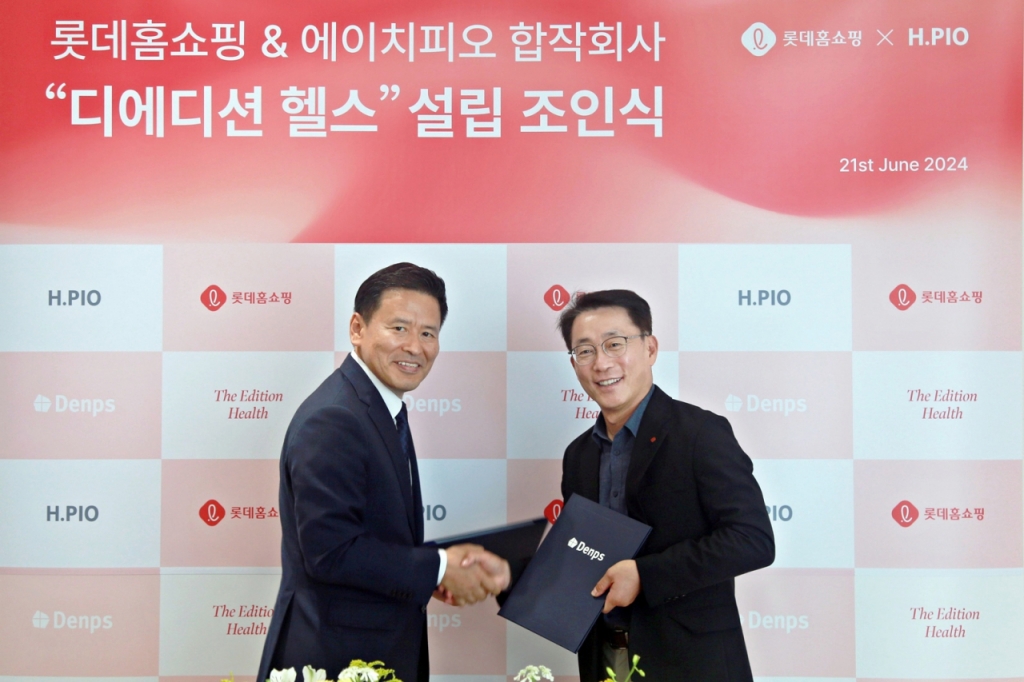 롯데홈쇼핑이 건강기능식품 전문기업 에이치피오와 프리미엄 단백질 건강식품 개발 및 판매를 위한 합작법인 '디에디션 헬스'를 설립한다. 사진 왼쪽부터 민택근 에이치피오 민택근 대표, 김재겸 롯데홈쇼핑 대표. /사진제공=롯데홈쇼핑