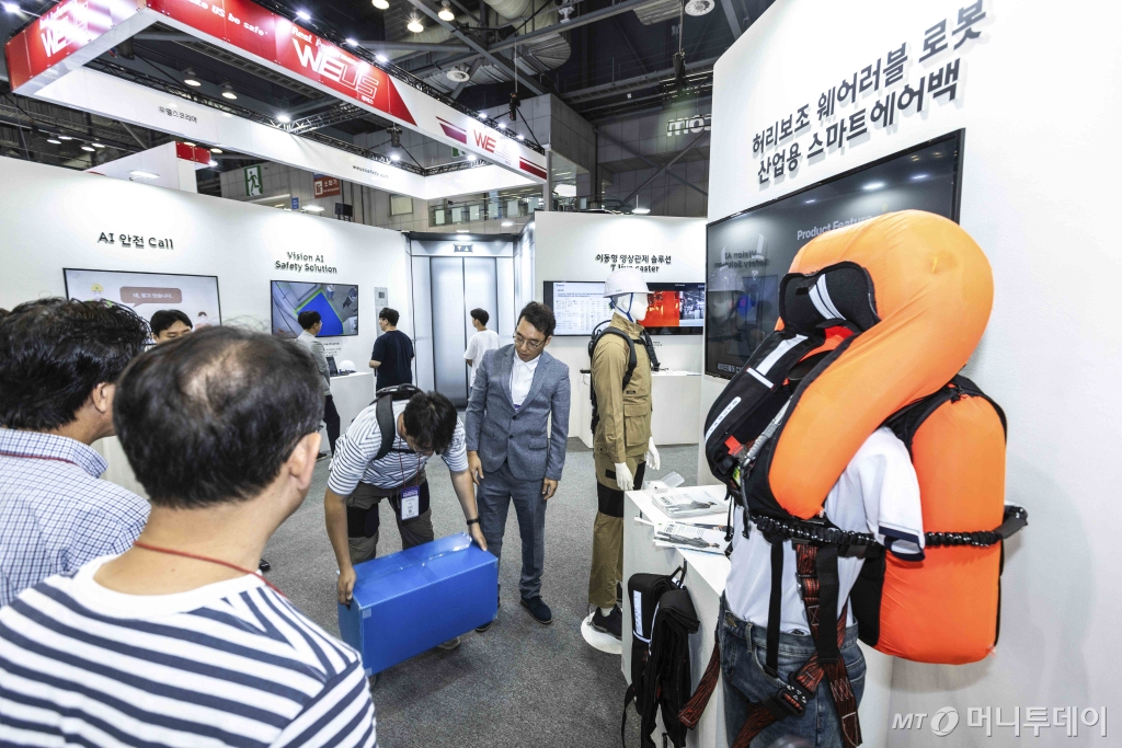 SK텔레콤이 1일부터 경기 고양시 킨텍스에서 열리는 '2024 국제안전보건전시회'에 SK브로드밴드, SK오앤에스와 함께 참가한다고 1일 밝혔다. 사진은 초경량 구조로 최대 30kg의 견인력을 제공해 부상 방지에 도움이 되는 ‘무동력 허리보조 웨어러블 로봇’ 시연 모습. (SKT 제공) 2024.7.1/사진=뉴스1  Copyright © 뉴스1 