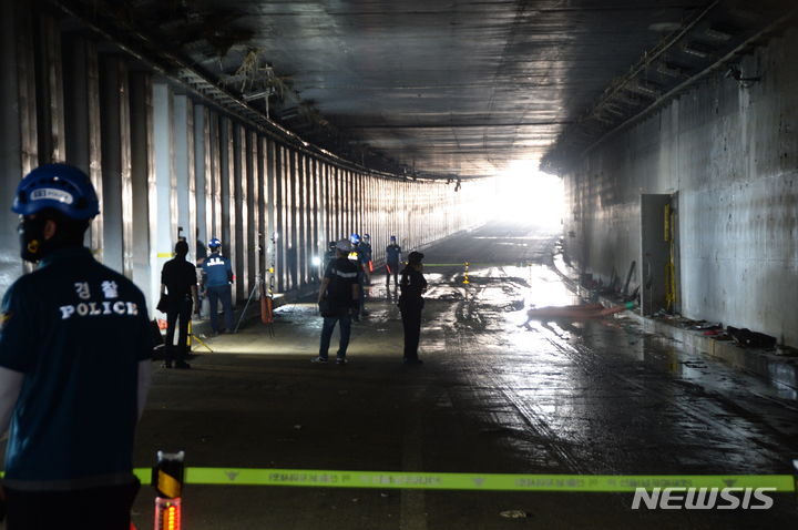 경찰과 국립과학수사연구원 등이 궁평2지하차도에서 합동 감식을 위해 차량을 통제하고 있다./사진=뉴시스