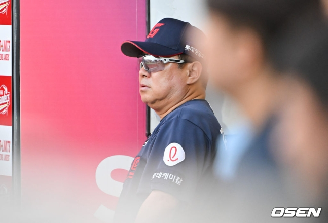 롯데 김태형 감독이 11일 인천 SSG전에서 아쉬운 표정을 짓고 있다.