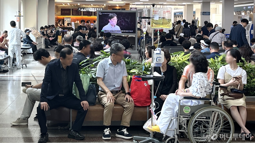 (서울=뉴스1) 구윤성 기자 = 4일 서울 송파구 서울아산병원 대기실이 내원객들로 북적이고 있다.  서울아산병원 교수 비상대책위원회는 이날부터 중증과 응급환자만 받는 등 진료를 축소 및 재조정하며 정부와의 '장기전'에 돌입했다. 2024.7.4/뉴스1  Copyright © 뉴스1. All rights reserved. 무단 전재 및 재배포,  AI학습 이용 금지. /사진=(서울=뉴스1) 구윤성 기자