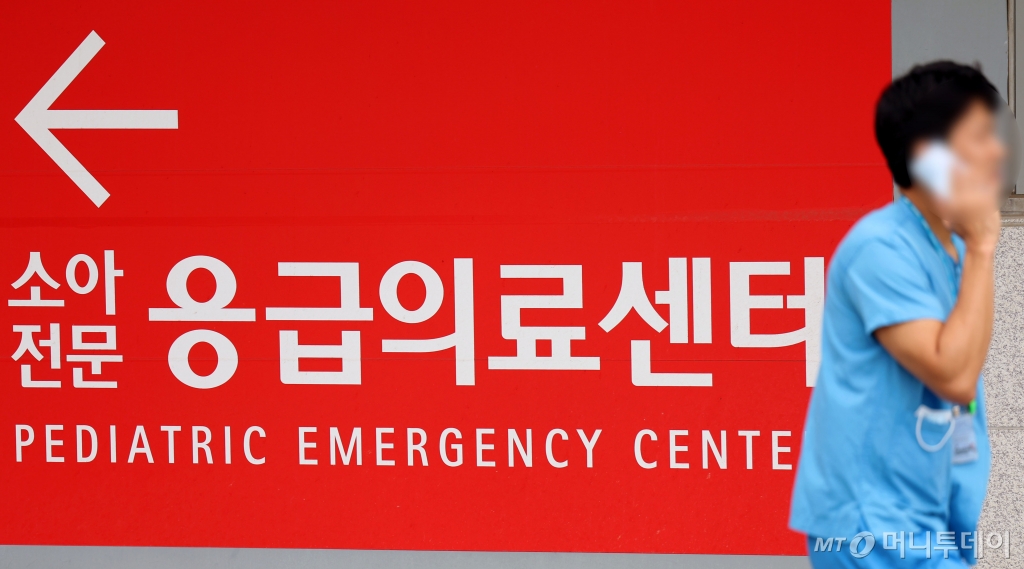 [서울=뉴시스] 홍효식 기자 = '빅5' 병원을 비롯한 전국 수련병원들이 사직 처리 시한을 앞두고 전공의들에게 오는 15일까지 사직 또는 복귀 의사를 명확히 밝힐 것을 요청한 가운데 12일 서울 시내 한 대학병원에서 의료진이 이동하고 있다. 2024.07.12. yesphoto@newsis.com /사진=홍효식