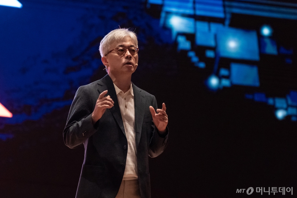 (서울=뉴스1) = 삼성전자 파운드리 사업부장 최시영 사장이 9일 서울 강남구 삼성동 코엑스에서 열린 '삼성 파운드리 포럼 2024(Samsung Foundry Forum 2024)'에서 기조연설을 하고 있다. (삼성전자 제공) 2024.7.9/뉴스1  Copyright © 뉴스1. All rights reserved. 무단 전재 및 재배포,  AI학습 이용 금지. /사진=(서울=뉴스1)