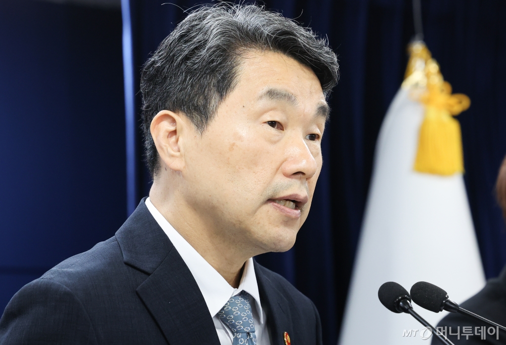 (서울=뉴스1) 허경 기자 = 이주호 사회부총리 겸 교육부 장관이 10일 서울 종로구 정부서울청사에서 의과대학 학사 탄력 운영 가이드라인 발표하고 있다. 2024.7.10/뉴스1  Copyright © 뉴스1. All rights reserved. 무단 전재 및 재배포,  AI학습 이용 금지. /사진=(서울=뉴스1) 허경 기자