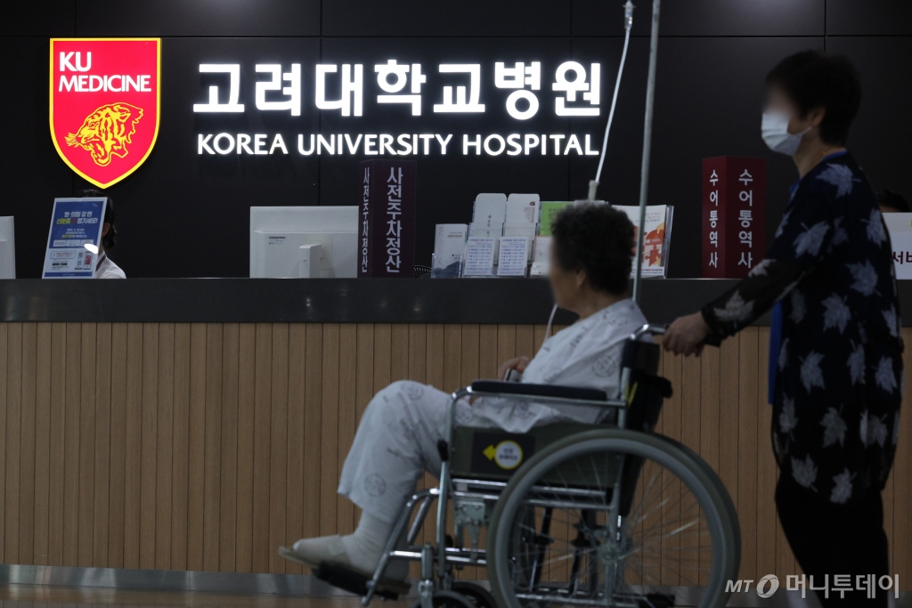 (서울=뉴스1) 신웅수 기자 = 고려대학교의료원 교수들이 오늘부터 진료 축소에 돌입했다,  고려대의료원 교수 비상대책위원회에 따르면 고려대학교안암·구로·안산병원 등 고려대의료원 소속 교수들은 12일부터 응급·중환자를 제외한 일반 진료를 대상으로 자율적 휴진에 들어간다.  다만 전면적인 휴진이 아니라 중증·응급환자 진료에 집중하는 진료 재조정에 나설 것으로 보인다.  사진은 12일 서울 성북구 고려대학교 안암병원의 모습 2024.7.12/뉴스1  Copyright © 뉴스1. All rights reserved. /사진=(서울=뉴스1) 신웅수 기자