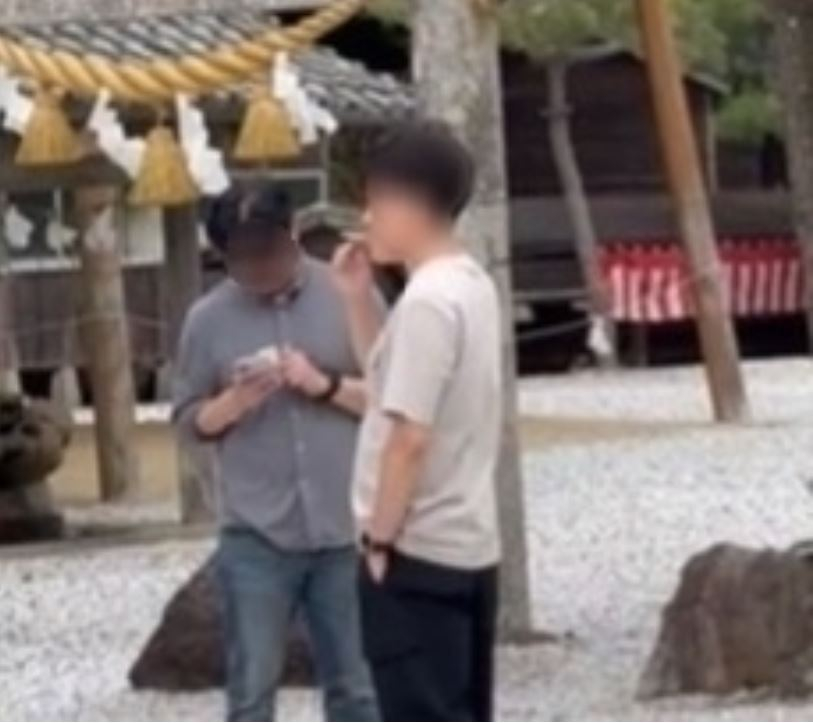 일본 나가사키현 대마도 소재 와타쓰미 신사가 촬영한 경내 한국인 흡연자의 모습. 사진=뉴스1(신사 홍보담당 SNS)
