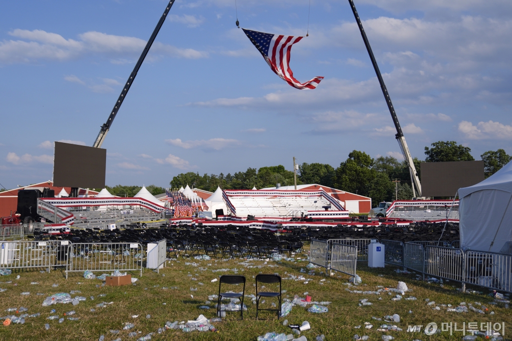 [버틀러(미 펜실베이니아주)=AP/뉴시스] 13일(현지시각) 도널드 트럼프 전 미국 대통령 암살 시도 총격 사건이 발생한 펜실베이니아주 버틀러 대선 유세 현장이 잔해로 뒤덮여 있다. 2024.07.14.