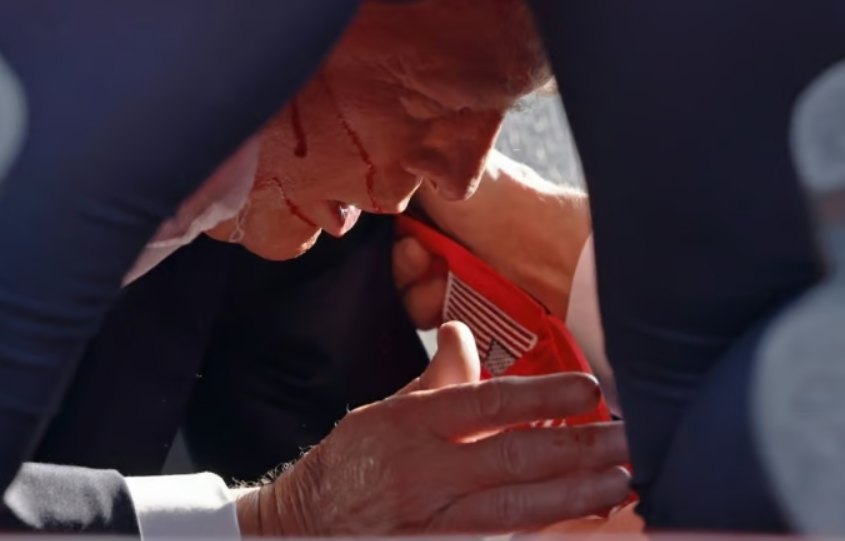 13일(현지시간) 펜실베이니아주 유세현장에서 발생한 총격 사건에 피를 흘리고 있는 도널드 트럼프 전 미국 대통령 /AFPBBNews=뉴스1