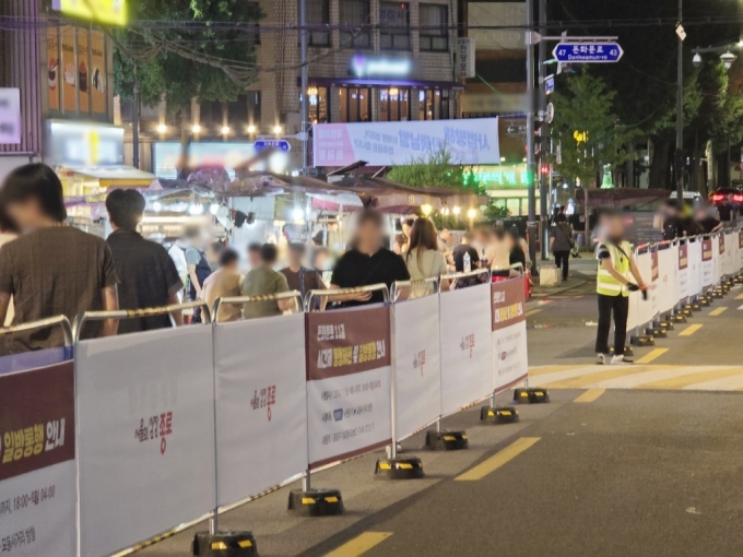 지난 14일 서울 종로3가역 일대 포장마차 거리. 오후 6시가 되자 이곳 앞 왕복 1차선 도로에는 바리게이트가 하나씩 등장했다. 포장마차 앞에서부터 도로 중간 차선에는 30개가 넘는 펜스가 설치됐다. /사진=김지은 기자